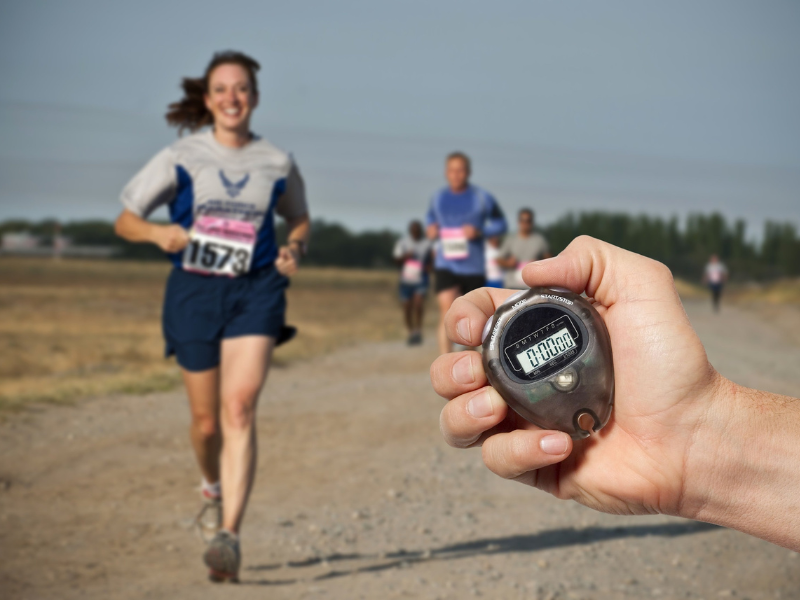 “El error más común de los runners es confiar que con calentar y empezar a correr es suficiente”: Juranny Patiño comparte claves para prevenir lesiones y cuidar el cuerpo