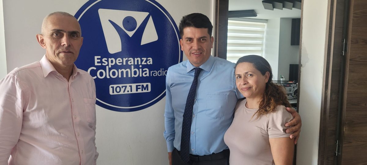 Pr. Jesús Cañon (Centro) junto a otros miembros del equipo.