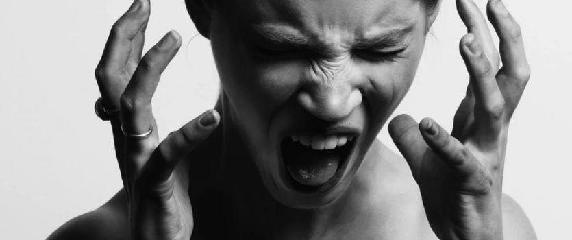 Ansiedad en aumento: el consejo bíblico que propone soltar las cargas.